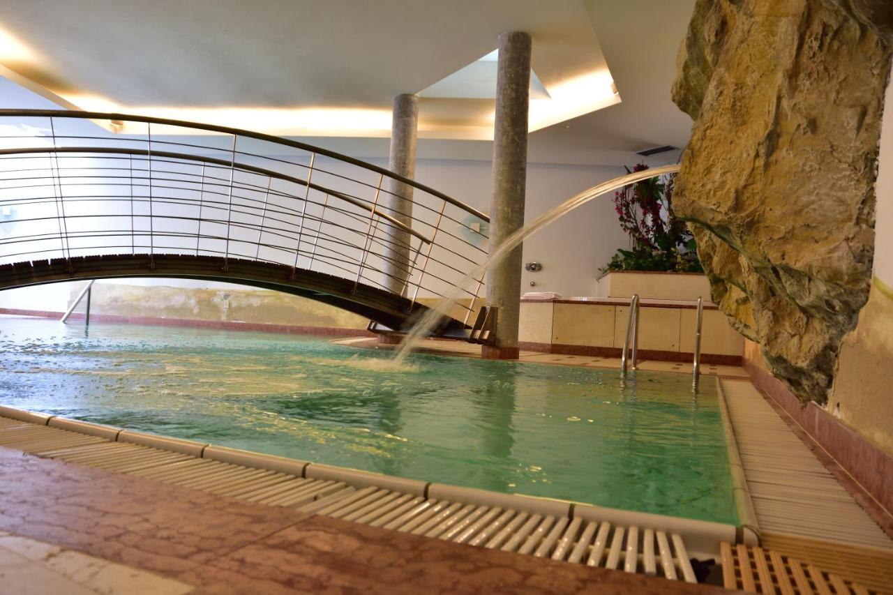 Hotel Krone บรูนิโก ภายนอก รูปภาพ