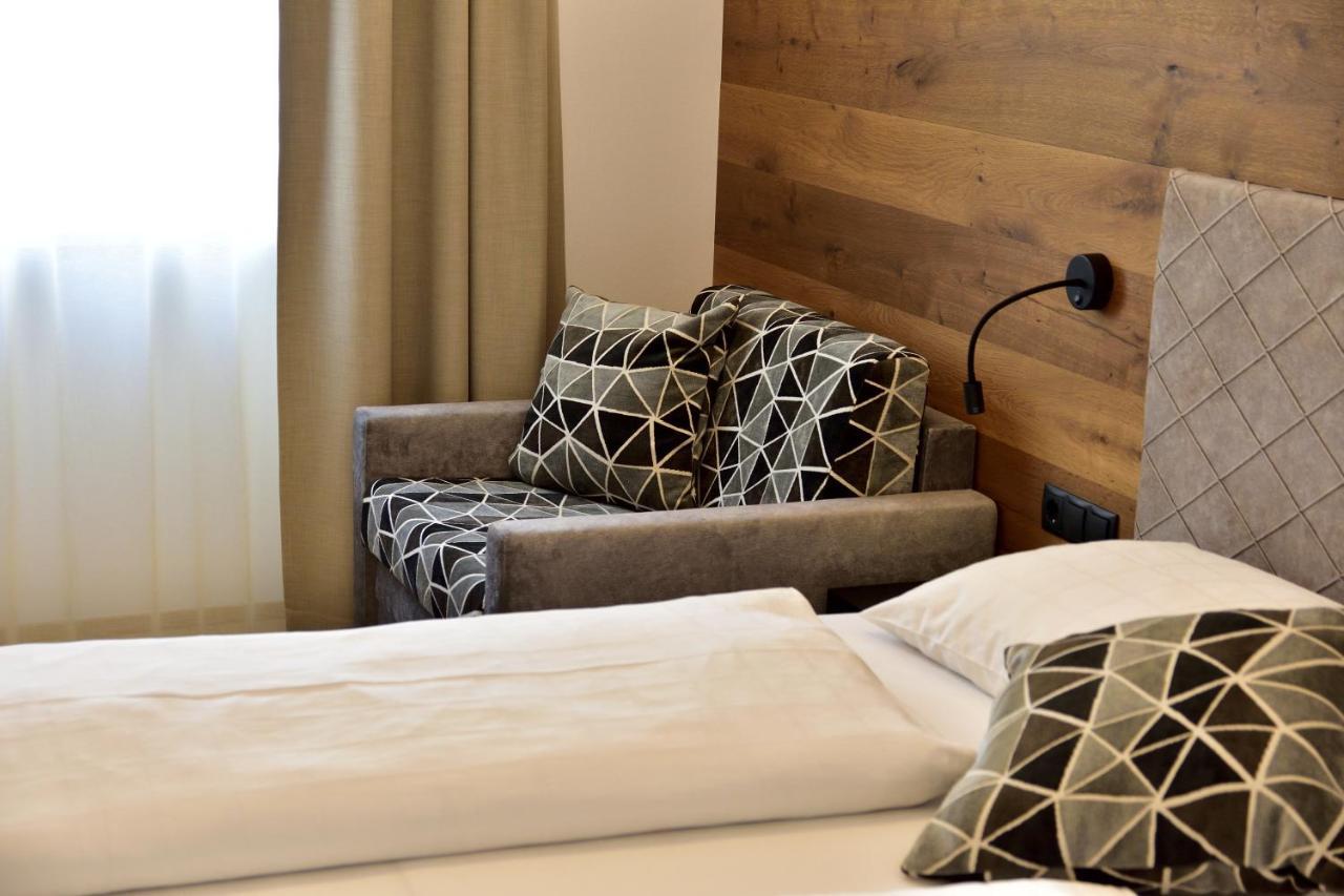 Hotel Krone บรูนิโก ภายนอก รูปภาพ